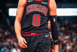 亚博体育app-莱万多夫斯基连续二十场比赛得分超过大比分获胜，公牛不断突破！引发球迷热议的简单介绍-亚博体育app