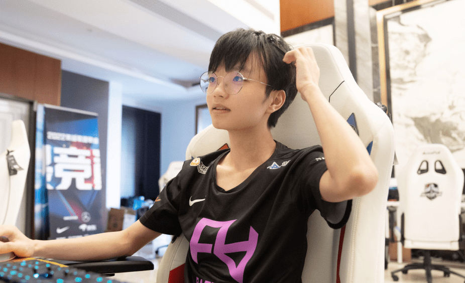 Rookie迎来十五赛季出色发挥，TL观众热烈欢呼！全场沸腾不已