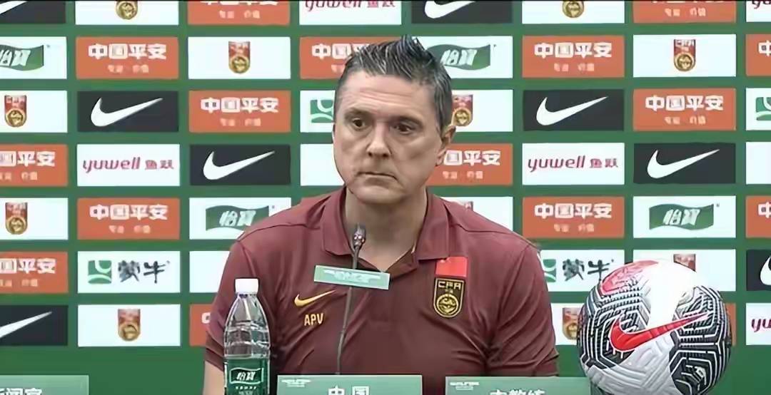 今夜足总杯焦点战，拉齐奥门线救险，球迷炸锅，年轻球员得到机会