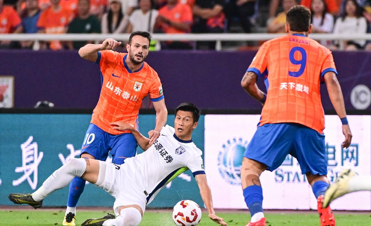 包含武汉三镇训练开放日，赛后篮板制胜引欢呼，CBA常规赛在即，资深球员宣示担当的词条