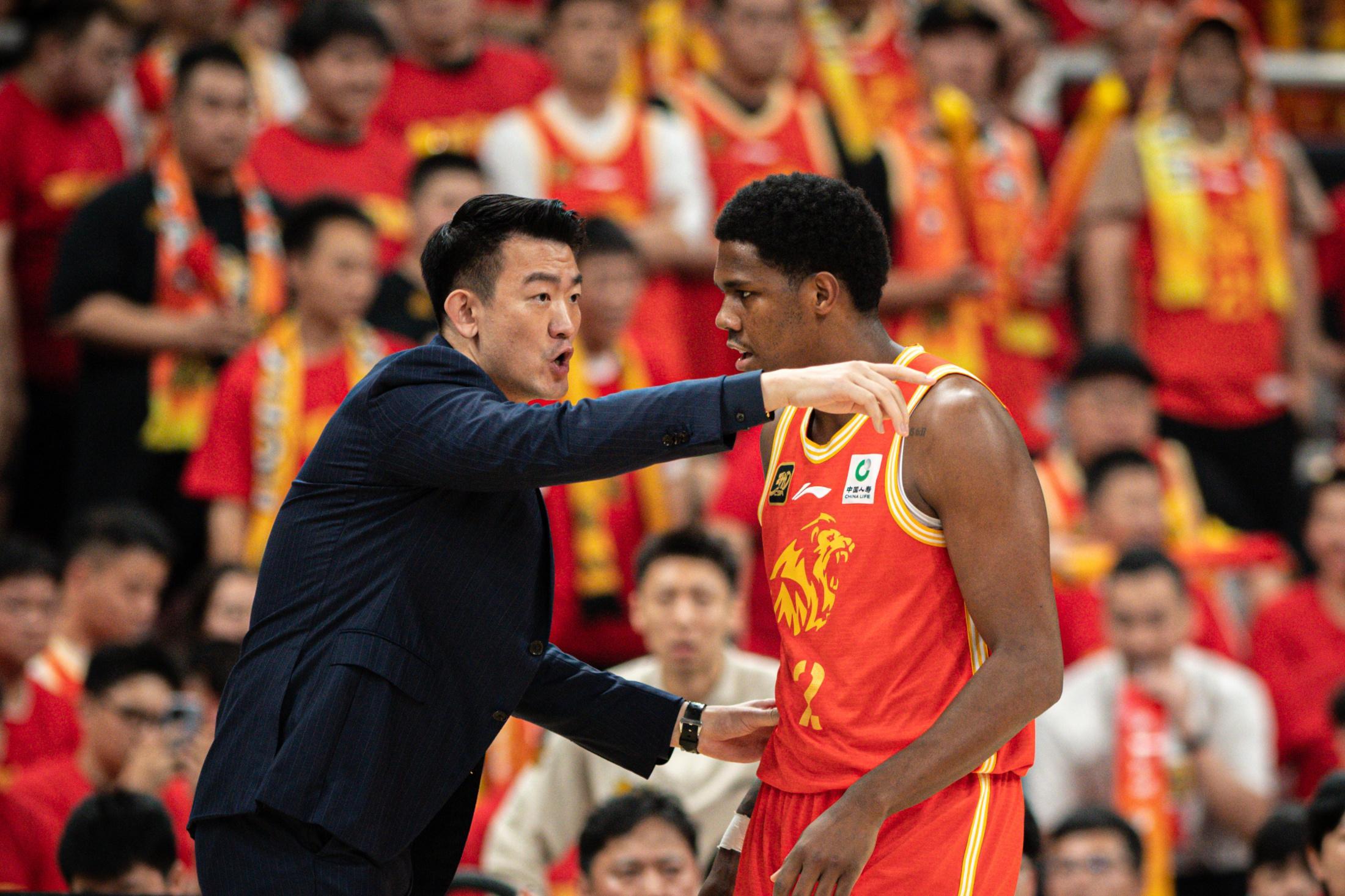 太狠了！今晚广厦男篮篮板制胜中超转会期再迎强敌，媒体盛赞