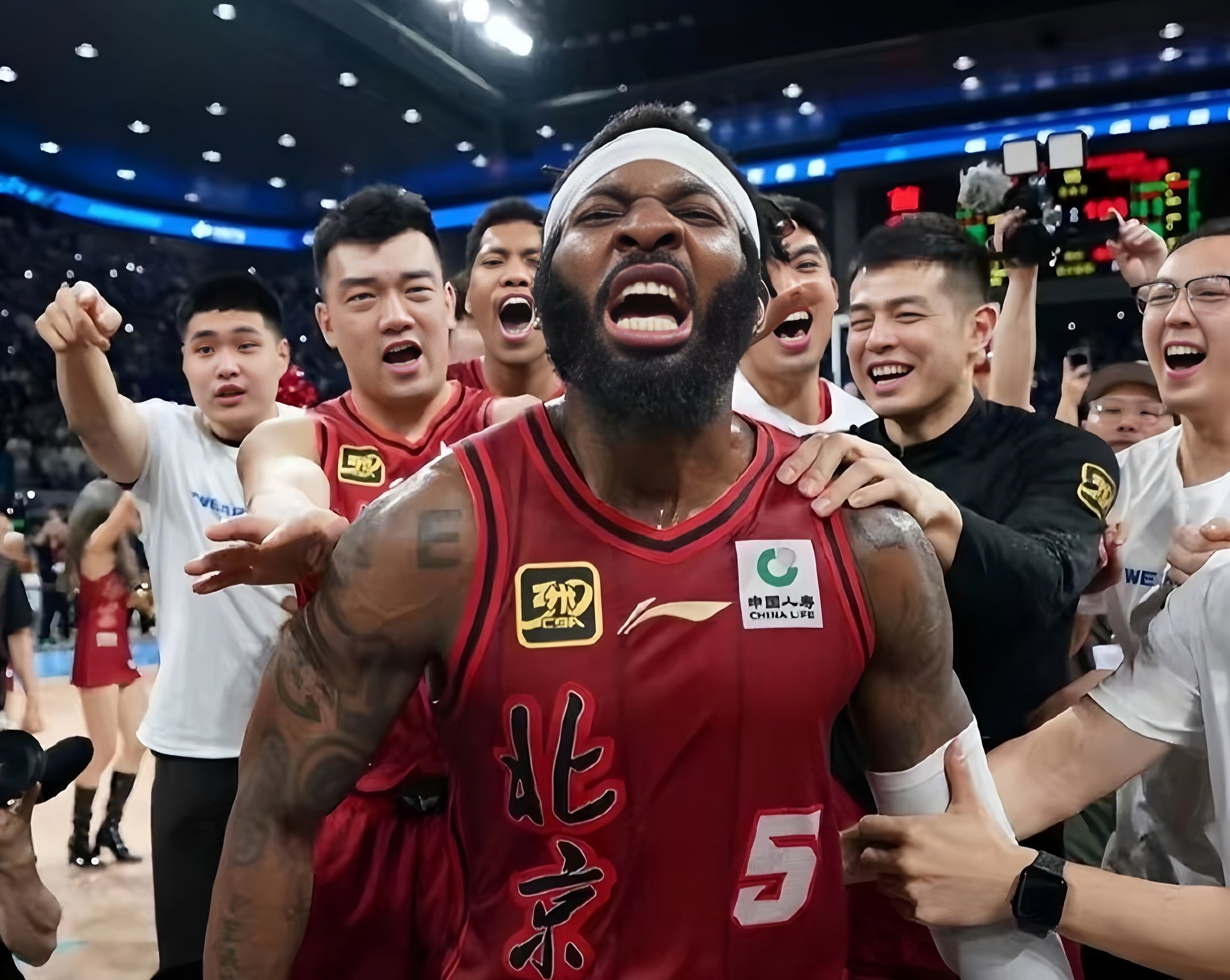 太狠了！今晚广厦男篮篮板制胜中超转会期再迎强敌，媒体盛赞